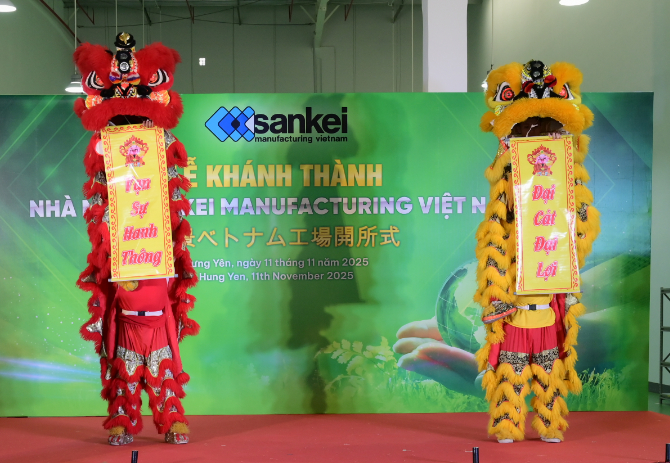 獅子舞の様子。左に赤い獅子、右に黄色の獅子。二本足で立ち上がっている。