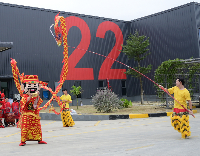 セレモニーでの龍舞。人が持った長い竿の先に体の長い龍がリボンのようにつけられている。
男性の面をかぶって鳴り物を鳴らす人もいる。