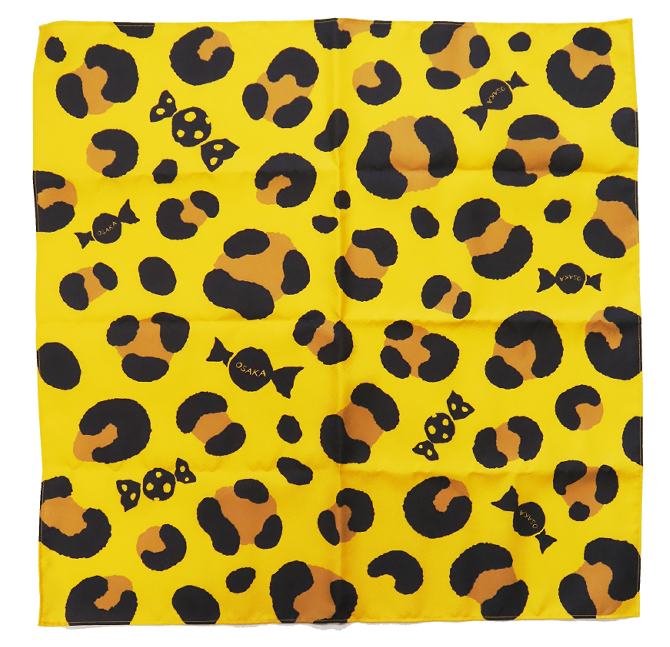 大阪風呂敷の画像。黄色地に、こげ茶と薄茶でヒョウ柄とキャンディーを描く。